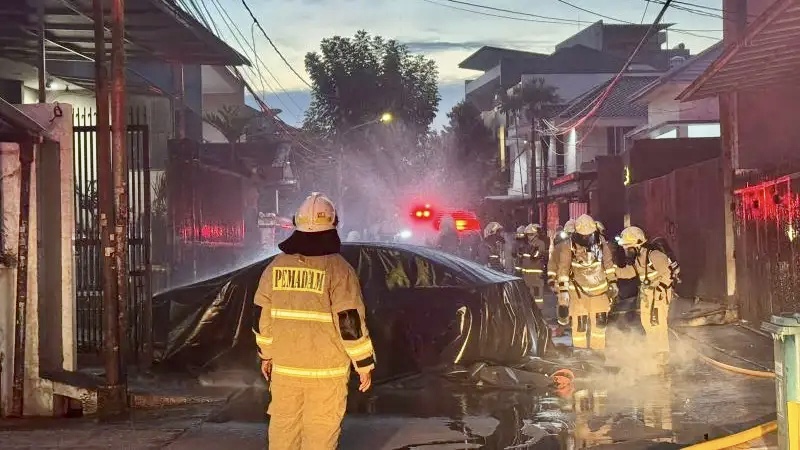 Mobil listrik BYD Seal tiba-tiba mengeluarkan asap lalu meledak dan terbakar saat terparkir di garasi rumah di Jakarta Barat - apakabar.co.id