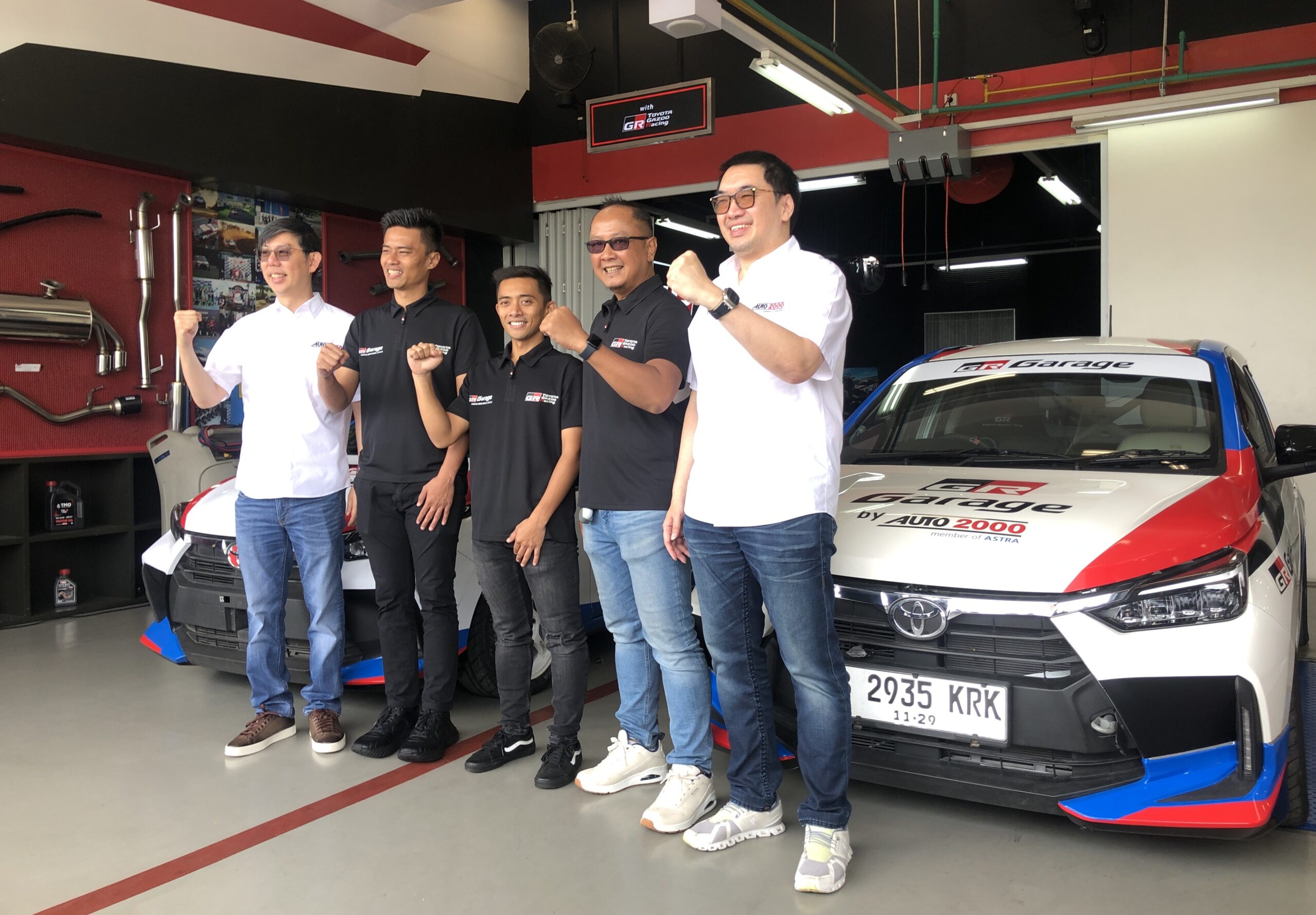 Tim balap Auto2000 GR bersama manajemen di GR Garage - apakabar.co.id