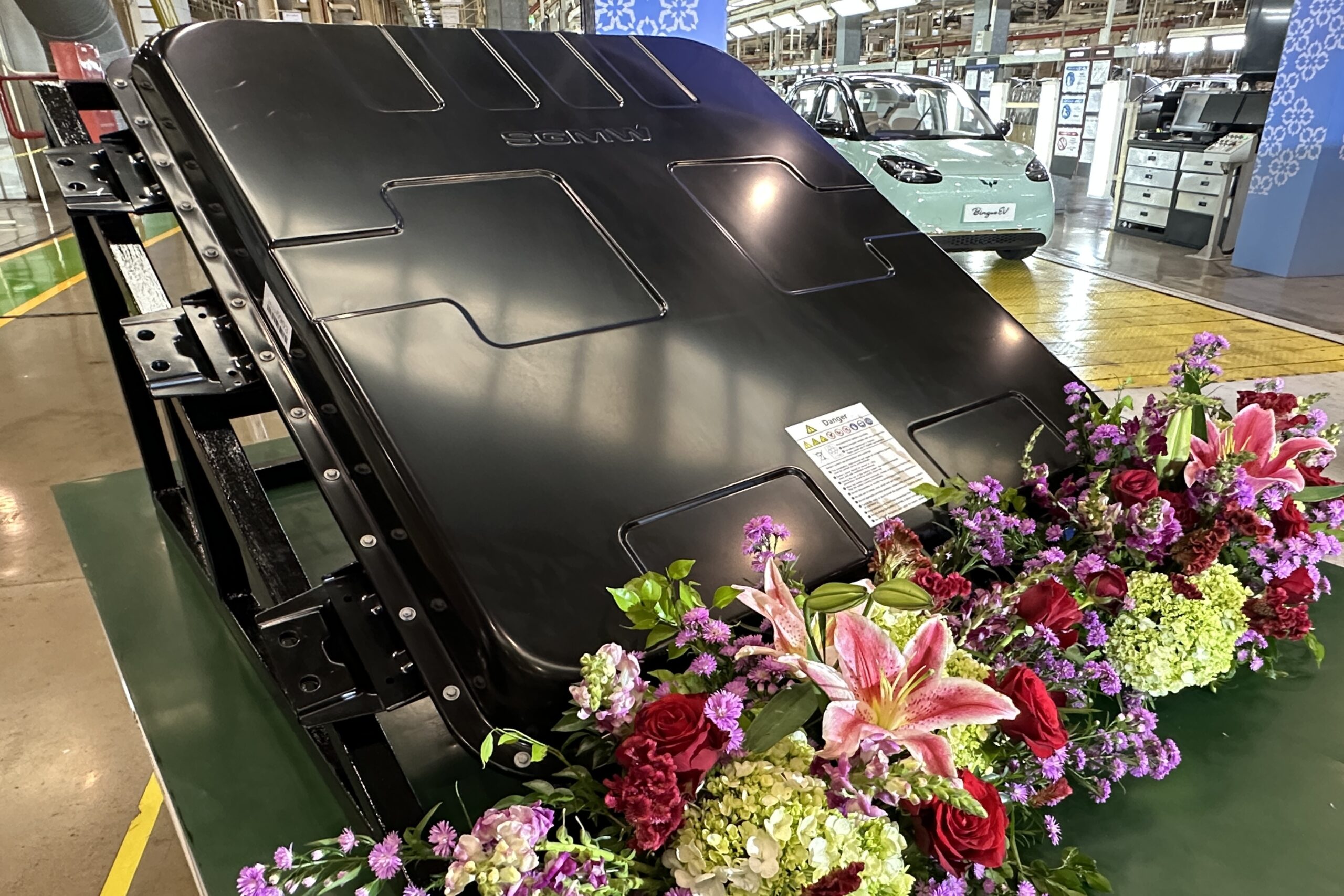 Turut merayakan hasil perakitan MAGIC battery secara lokal yang akan digunakan untuk produksi EV Wuling - apakabar.co.id