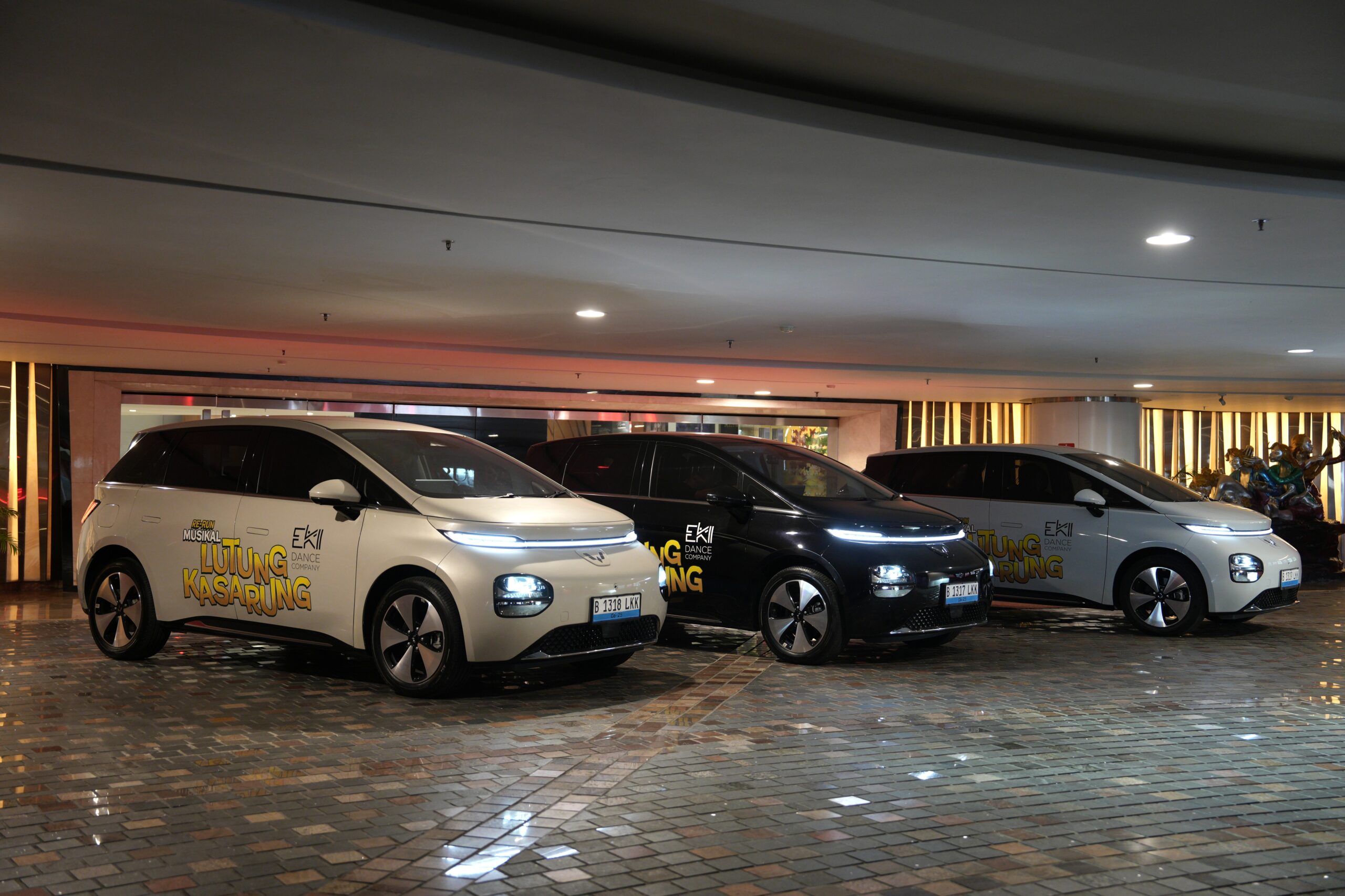 Wuling juga menyediakan 3 (tiga) unit Cloud EV yang bertugas sebagai pendukung mobilitas selama berlangsungnya pertunjukan re run musikal Lutung Kasarung - apakabar.co.id
