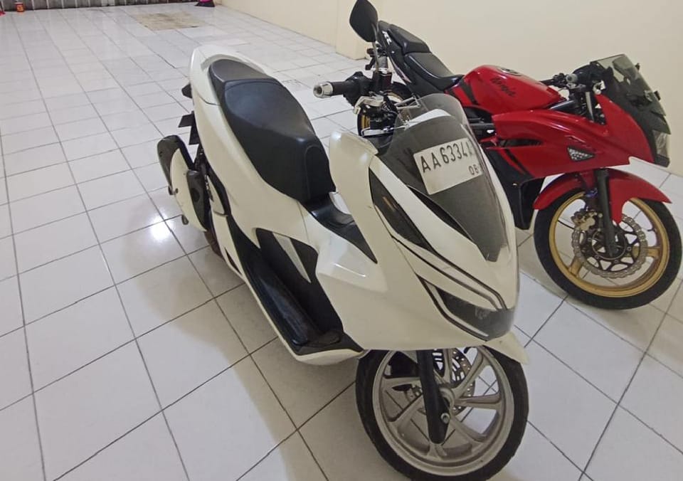 Dua unit sepeda motor milik Eva yang diduga dibawa kabur pelaku penipuan - apakabar.co.id