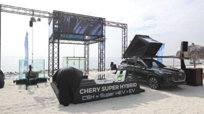 PT Chery Sales Indonesia melakukan demonstrasi ekstrem uji sistem ketahanan baterai Chery Super Hybrid di mana baterai Tiggo 8 CSH direndam air laut selama 48 jam - apakabar.co.id