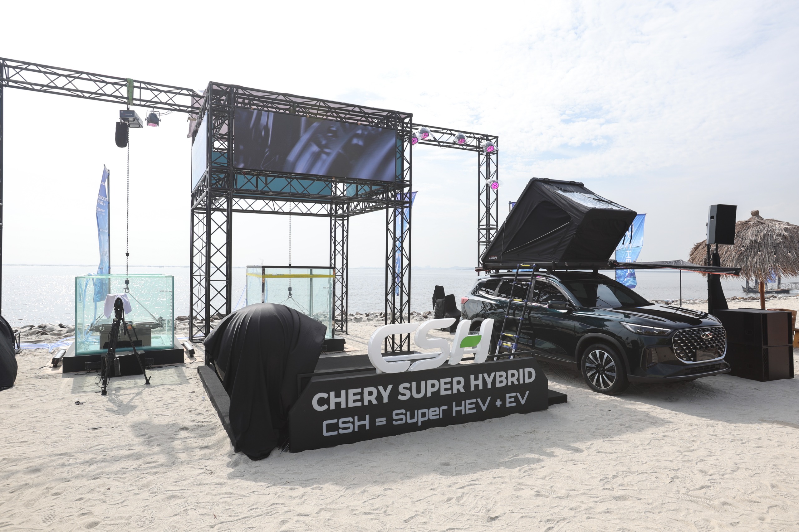 PT Chery Sales Indonesia melakukan demonstrasi ekstrem uji sistem ketahanan baterai Chery Super Hybrid di mana baterai Tiggo 8 CSH direndam air laut selama 48 jam - apakabar.co.id