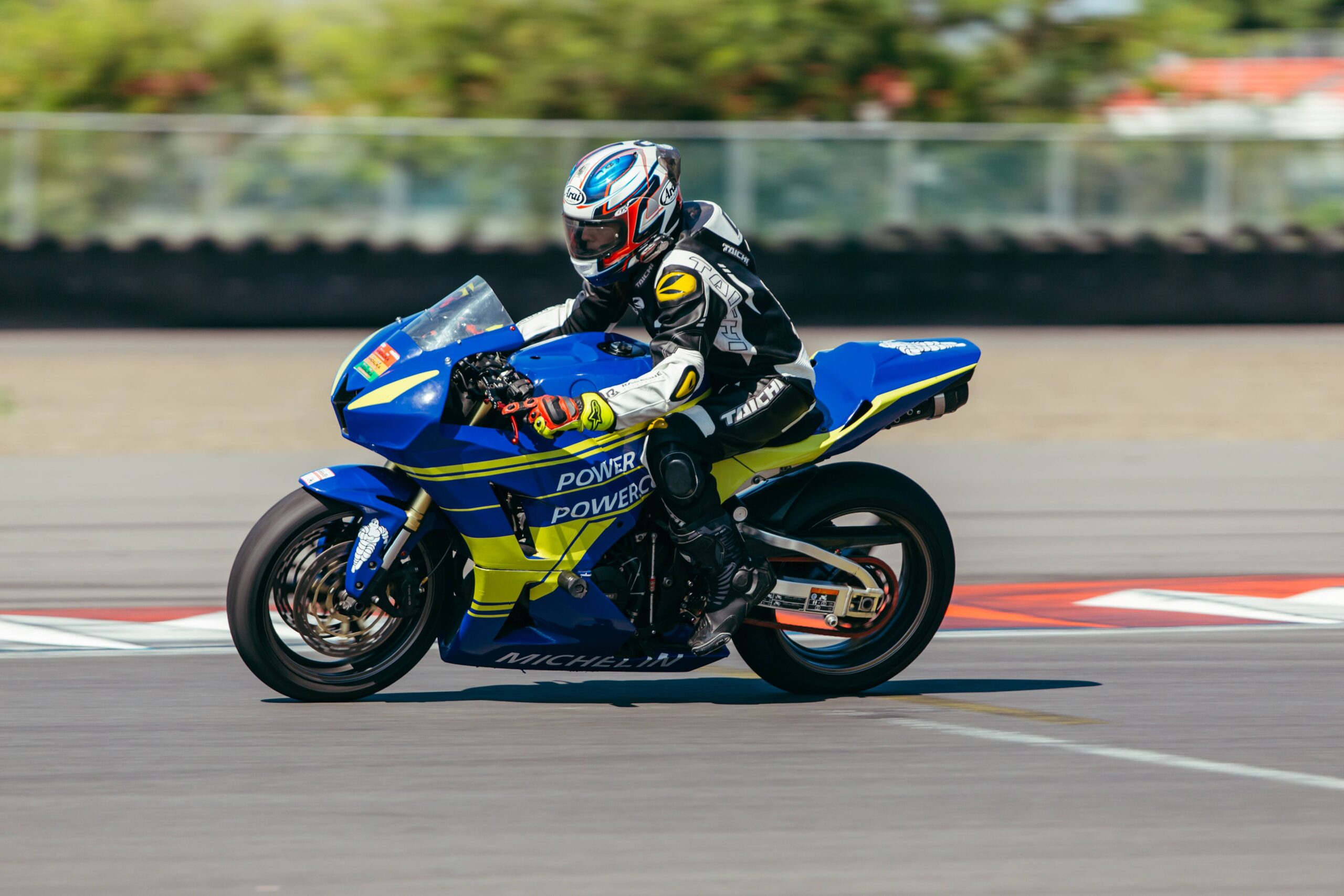 Peserta Memacu Ban Michelin pada saat Track Day - apakabar.co.id