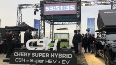 Prosesi pengangkatan baterai Chery Tiggo 8 CSH yang telah direndam air laut selama lebih dari 53 jam - apakabar.co.id