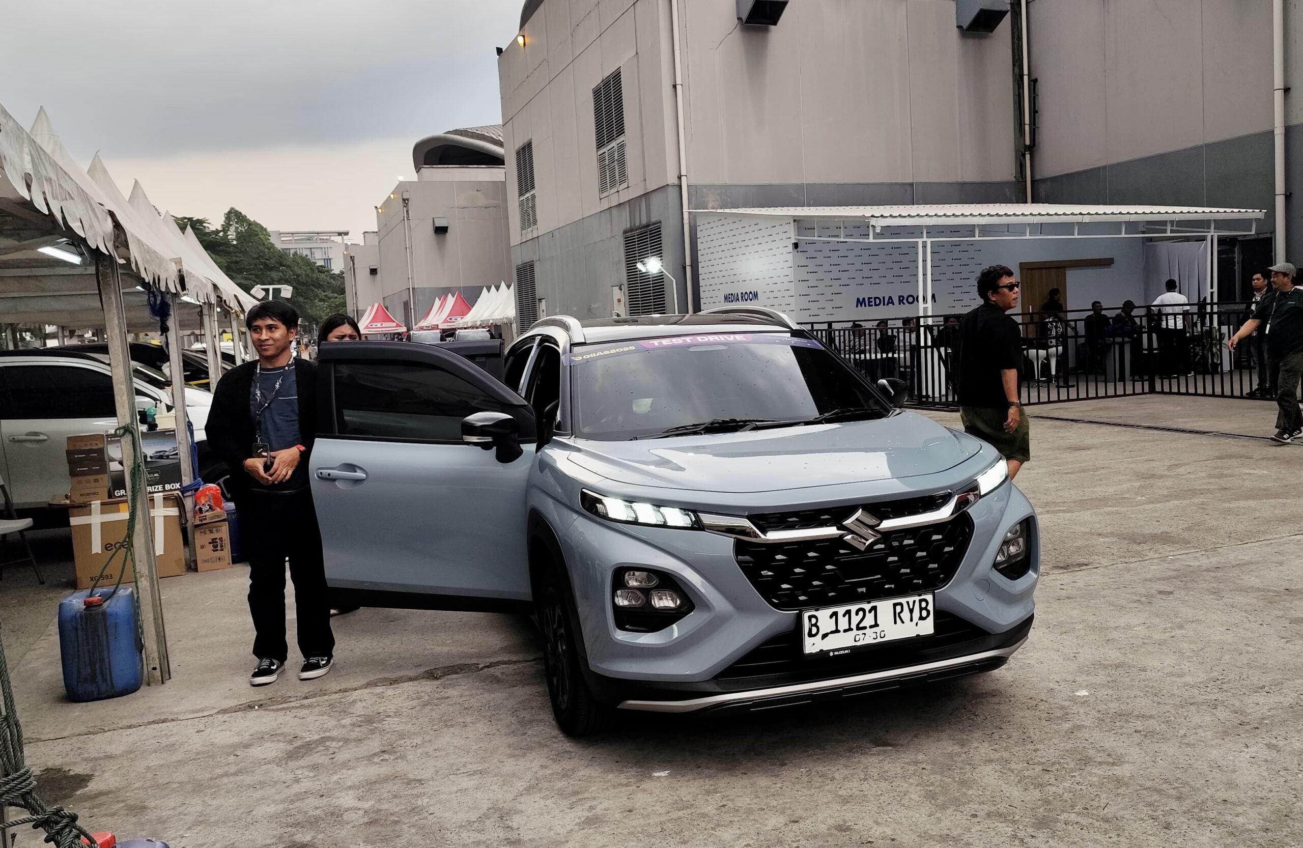 Area test drive GIIAS 2025 selalu ramai dikunjungi pengunjung yang ingin merasakan langsung performa kendaraan seperti Suzuki Fronx - apakabar.co.id