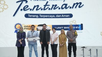 Foto bersama pengundian grand prize dari Progrqm TENTRAM di GIIAS 2025 - apakabar.co.id