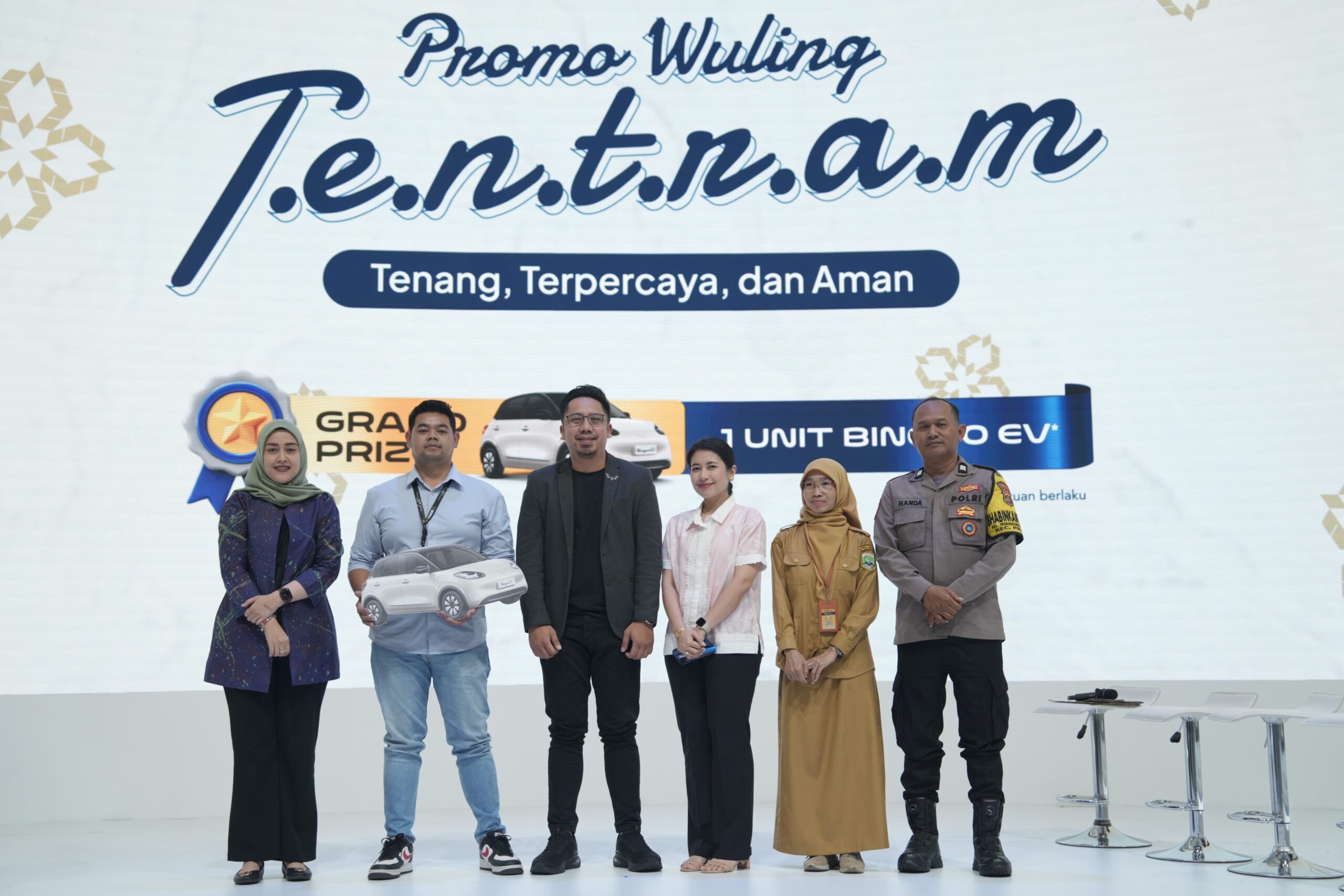 Foto bersama pengundian grand prize dari Progrqm TENTRAM di GIIAS 2025 - apakabar.co.id