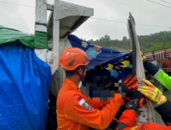 Evakuasi Tragis Sopir Truk Tabrak Antrean SPBU di Balikpapan