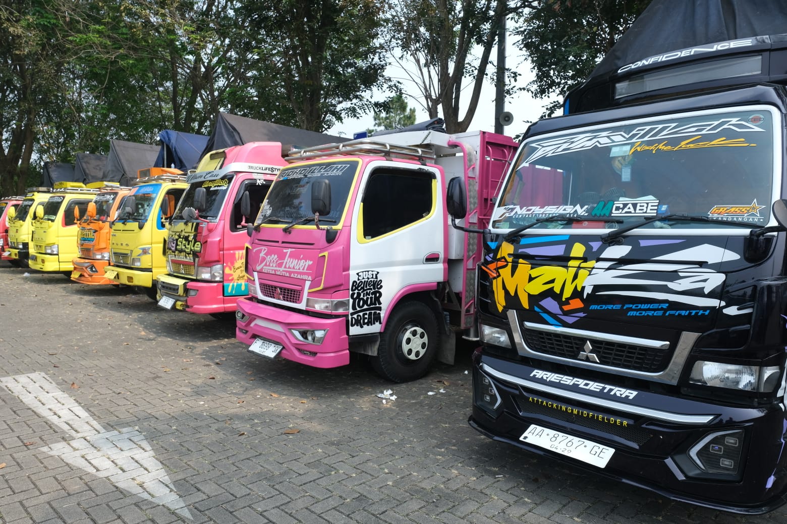 Jajaran truk milik Canter Mania di GIIAS 2025 - apakabar.co.id