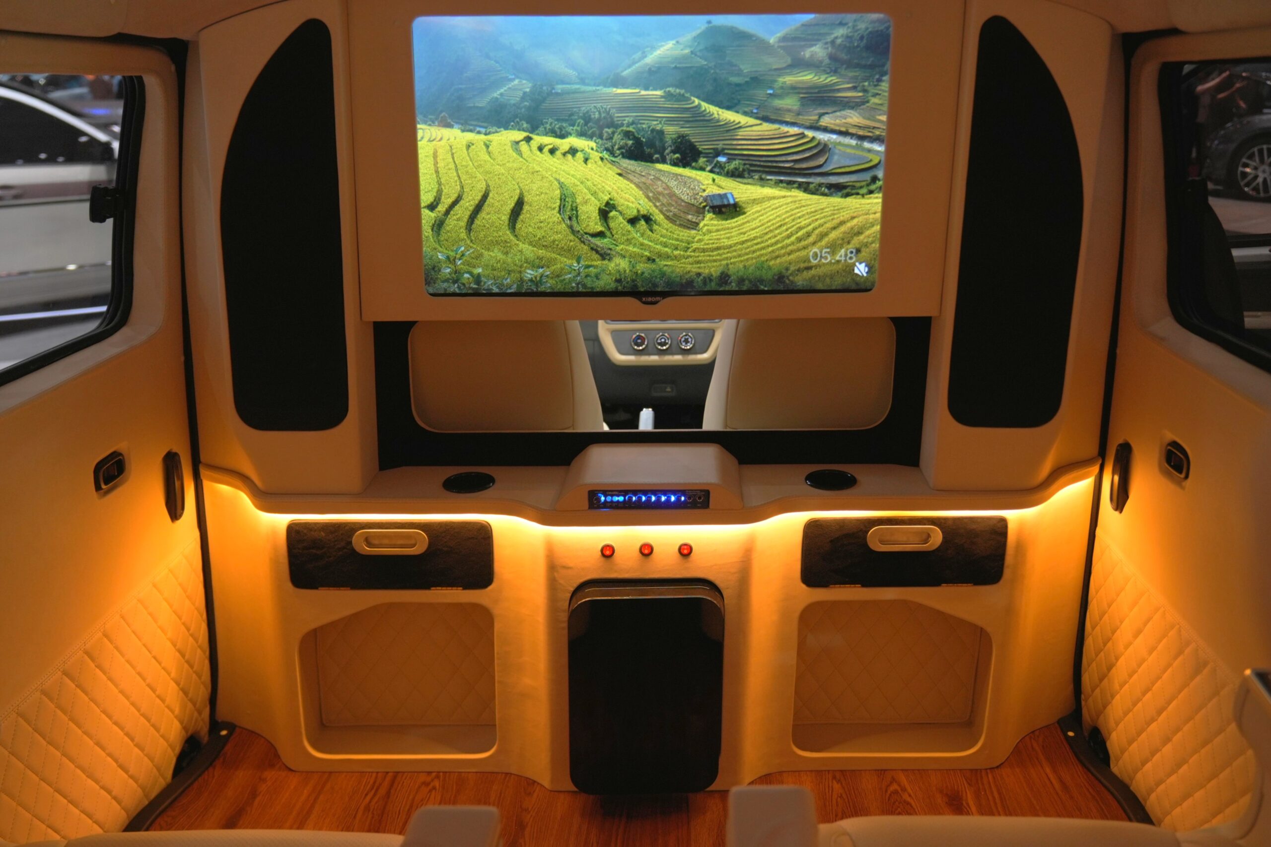 Turut tersedia berbagai hiburan didalam kabin seperti Android TV dengan fitur karaoke, layanan streaming seperti YouTube dan Netflix, sistem audio berkualitas tinggi membuat kabin terasa seperti ruang keluarga mewah berjalan - apakabar.co.id