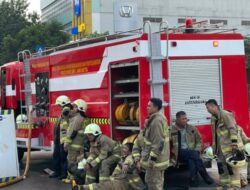 Sigap! 50 Petugas Padamkan Api di RS Hermina Jatinegara