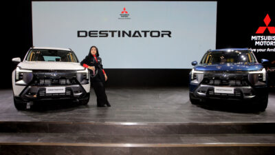MMKSI menyerahkan unit Mitsubishi All New Destinator ke tangan konsumen, termasuk Shabrina juara Indonesian Idol - apakabar.co.id