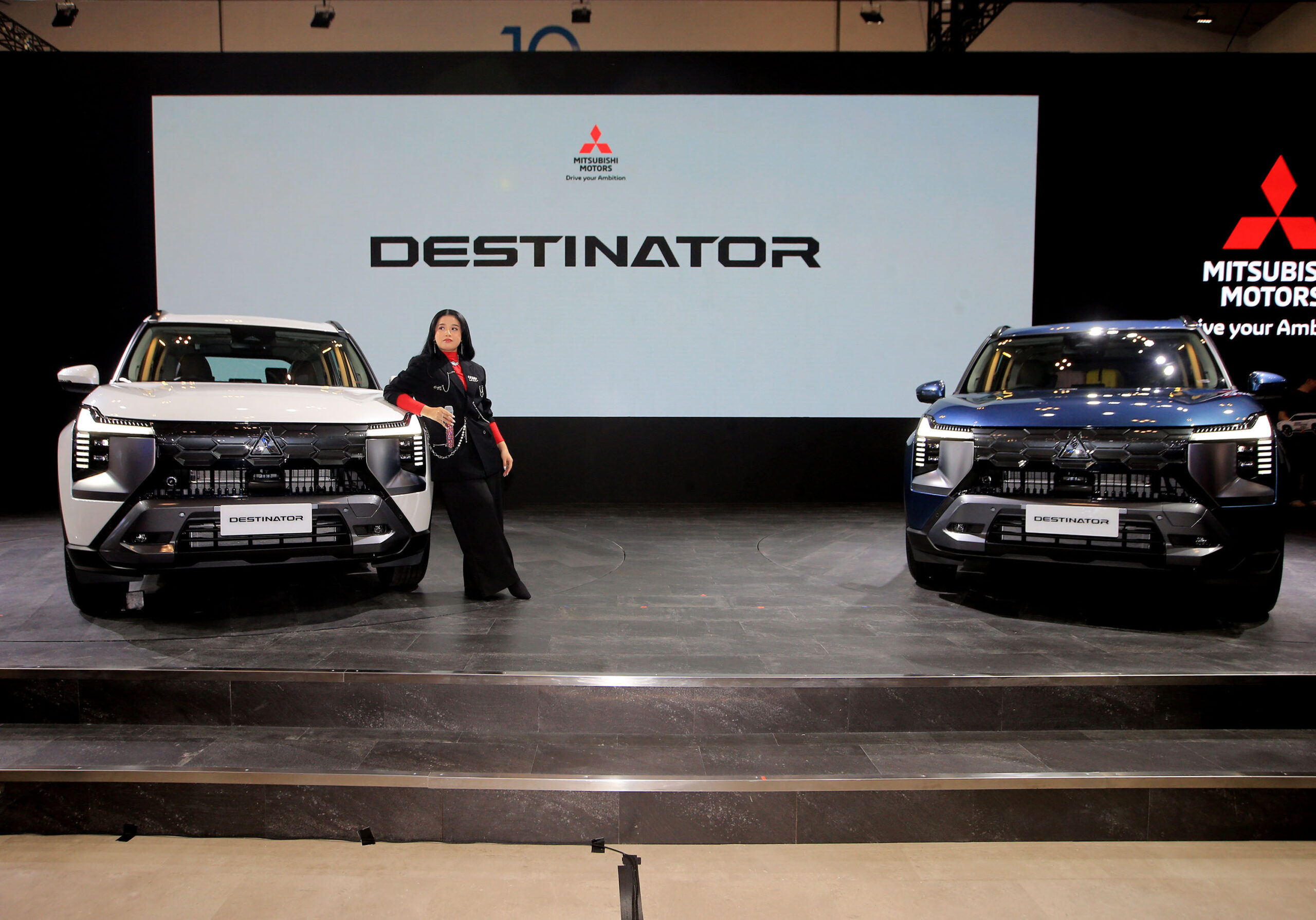 MMKSI menyerahkan unit Mitsubishi All New Destinator ke tangan konsumen, termasuk Shabrina juara Indonesian Idol - apakabar.co.id