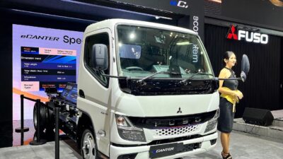 Momen 55 Tahun Mitsubishi Fuso, Hadirkan Truk Mobile Charging eCanter dan Tractor Head 4x2 Terbaru di GIIAS 2025 - apakabar.co.id