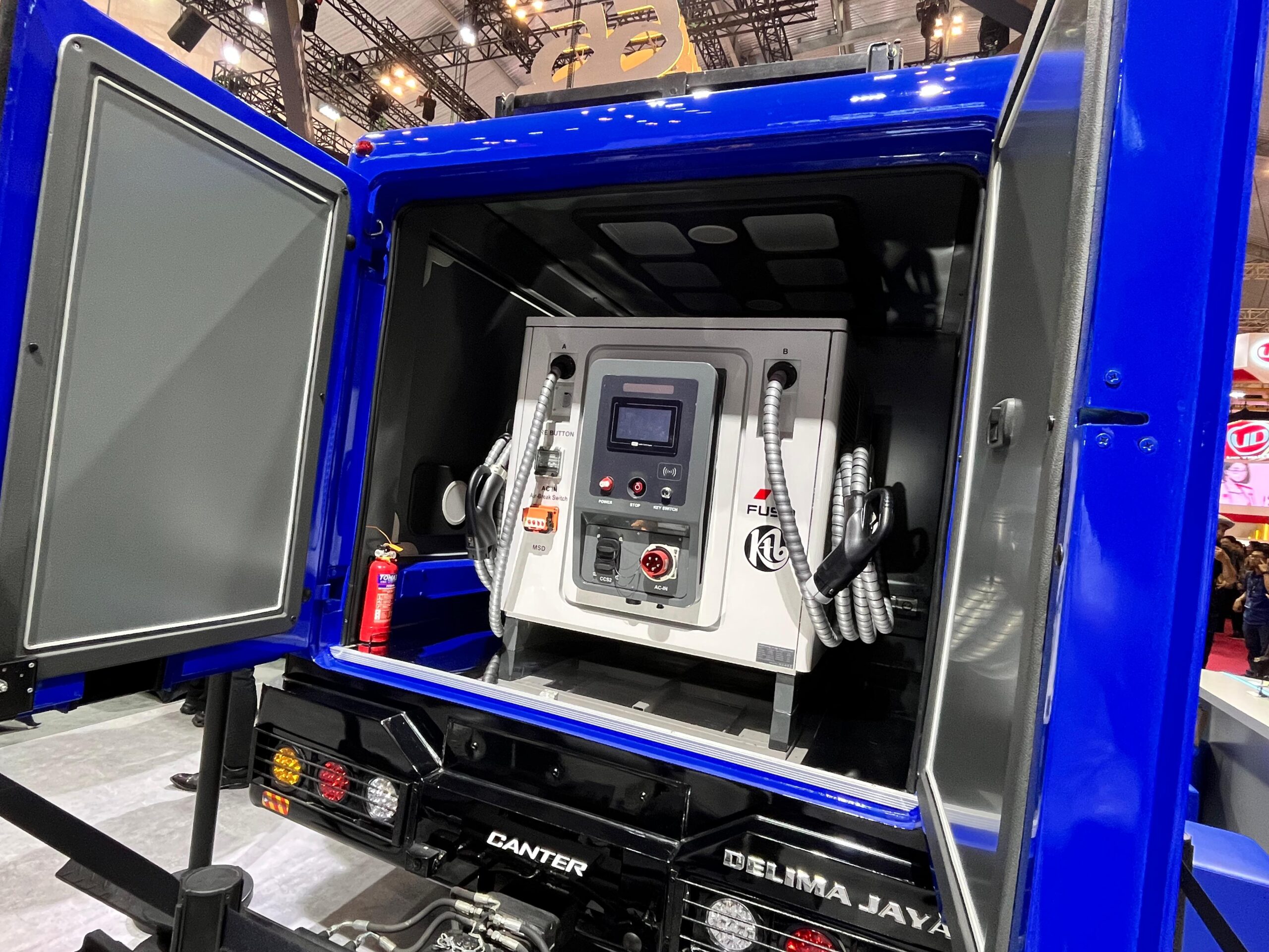 Mitsubishi Fuso hadirkan EV Mobile Charger di GIIAS 2025 - apakabar.co.id
