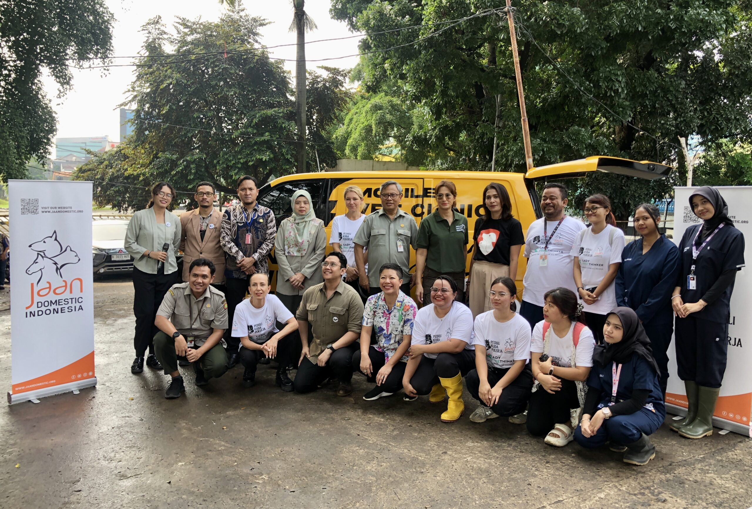 Sesi peluncuran klink berjalan gratis untuk kuda delman di Indonesia yang diinisiasi oleh JAAN Domestic Foundation bersama Lady Freethinker, KPKP Jakarta dan Kementerian Pertanian RI - apakabar.co.id