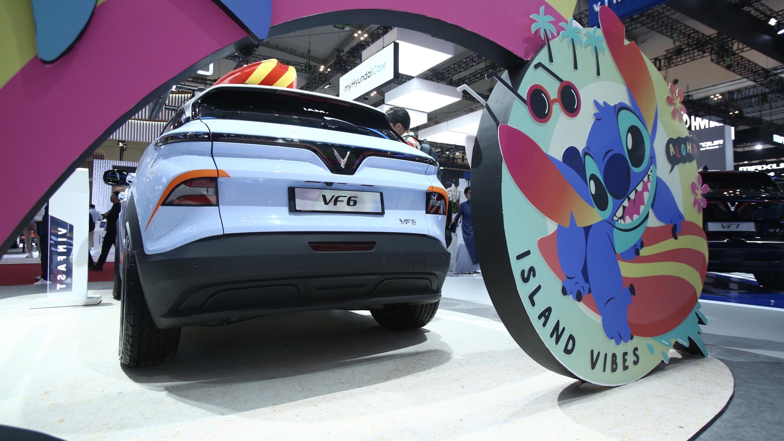 Tampilan belakang Vinfast VF6 Lilo & Stitch Edition hadir di GIIAS 2025 - apakabar.co.id