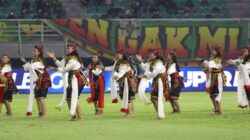 Tarian Tradisional dan Koreografi Bonek Warnai Pembukaan Super League 2025-2026 