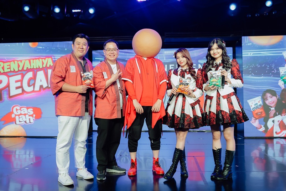 Manajeman Sukro Oven bersama JKT48 - apakabar.co.id