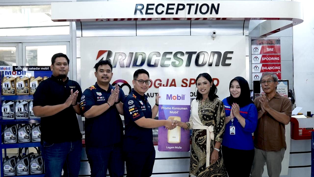 Prosesi penyerahan hadiah program Mobil Lubricants - apakabar.co.id